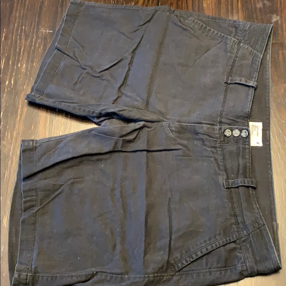 American Eagle size 14 black Bermuda shorts.